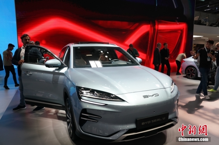 2023年德國(guó)國(guó)際汽車(chē)及智慧出行博覽會(huì)(IAA mobility)(亦簡(jiǎn)稱(chēng)慕尼黑國(guó)際車(chē)展)將于9月5日正式開(kāi)幕。在9月4日舉行的媒體日，記者看到諸品牌紛紛攜“拳頭”產(chǎn)品亮相。圖為當(dāng)日比亞迪SEAL U在歐洲首秀。<a target='_blank' href='/'><p  align=