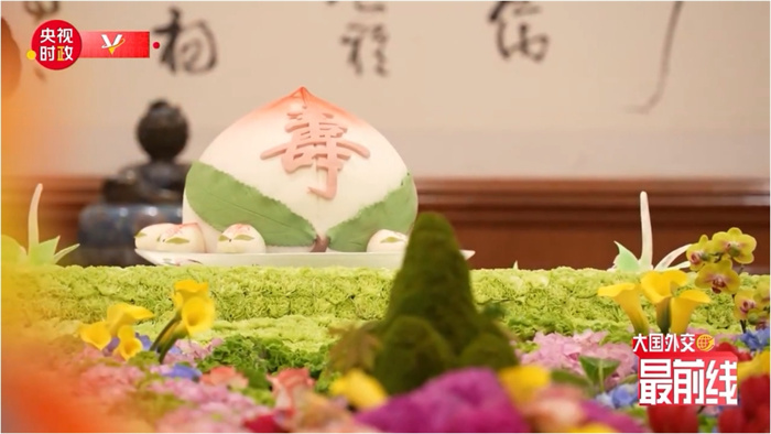 圖為今年7月基辛格訪華時午宴上的壽桃。來源：央視新聞截圖
