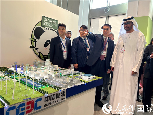 COP28主席蘇爾坦·賈比爾參觀中國角展示。人民網(wǎng)記者任皓宇攝