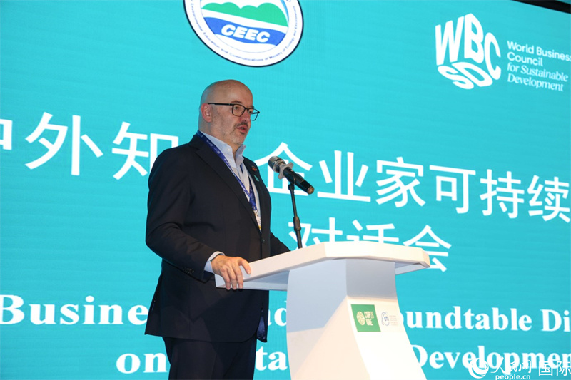世界可持續(xù)發(fā)展工商理事會會長兼主席貝德凱致辭。人民網(wǎng)記者任皓宇攝