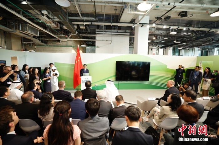 當?shù)貢r間11月30日，《聯(lián)合國氣候變化框架公約》第28次締約方大會(COP28)中國角開幕式暨“生態(tài)文明與美麗中國實踐”邊會在迪拜舉行。圖為中國生態(tài)環(huán)境部部長黃潤秋在邊會上發(fā)表致辭。<a target='_blank' href='/' _fcksavedurl='/'><p  align=