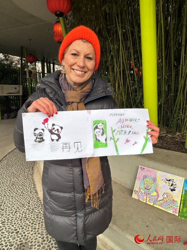 桑德拉和德國(guó)小朋友們的作品。右圖寫著“祝福好運(yùn)，再見 Pit和Paule（“夢(mèng)想”“夢(mèng)圓”的德語(yǔ)名字）”。人民網(wǎng)記者 徐馨攝