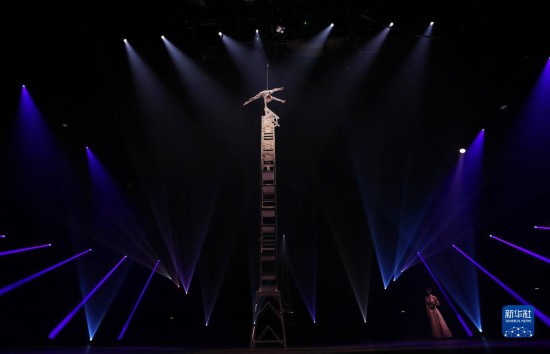 12月8日，演員在法國巴黎舉行的中國雜技“奇妙之夜”演出上表演《高椅》。新華社記者 高靜 攝