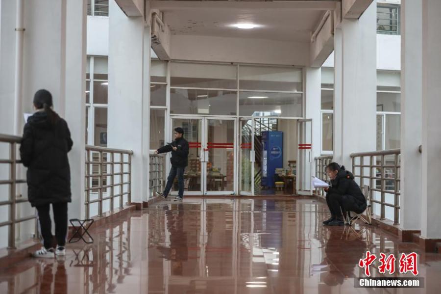 資料圖：幾位考研學(xué)生在南昌大學(xué)教學(xué)樓的天橋上復(fù)習(xí)備考。劉力鑫 攝