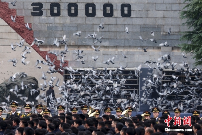 12月13日是第十個(gè)南京大屠殺死難者國(guó)家公祭日。當(dāng)天上午，南京大屠殺死難者國(guó)家公祭儀式在侵華日軍南京大屠殺遇難同胞紀(jì)念館舉行。圖為國(guó)家公祭儀式現(xiàn)場(chǎng)。<a target='_blank' href='/'><p  align=