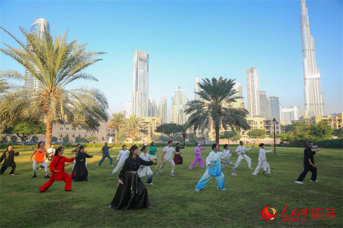 迪拜民眾在練習(xí)太極拳。人民網(wǎng) 塔里克·易卜拉欣攝