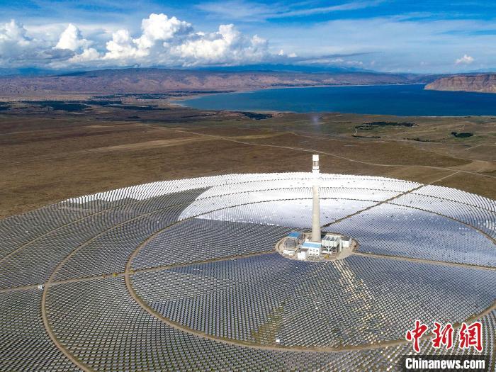 資料圖：光伏發(fā)電園區(qū)一隅。張進(jìn)剛 攝