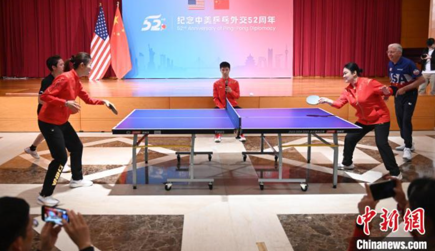 當(dāng)?shù)貢r間12月13日，中國駐美使館在華盛頓舉辦慶?；顒蛹o(jì)念中美乒乓外交52周年。圖為丁寧、劉偉、戴爾等中美運(yùn)動員上演混雙表演賽。中新社記者 陳孟統(tǒng) 攝