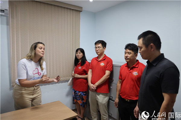 王尉育等人參觀并了解協(xié)會活動場所及設(shè)施。人民網(wǎng)記者 時(shí)元皓攝