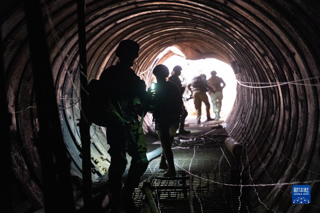 這張以色列國(guó)防軍12月17日發(fā)布的照片顯示，以軍地面部隊(duì)在加沙地帶發(fā)現(xiàn)一處大型地下隧道。新華社發(fā)