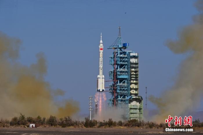 資料圖：北京時間2023年10月26日11時14分，搭載神舟十七號載人飛船的長征二號F遙十七運(yùn)載火箭在酒泉衛(wèi)星發(fā)射中心點(diǎn)火發(fā)射。汪江波 攝