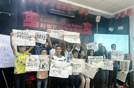 學(xué)著用中文書寫自己姓名的埃及兒童們。埃及希克邁特文化集團(tuán)供圖