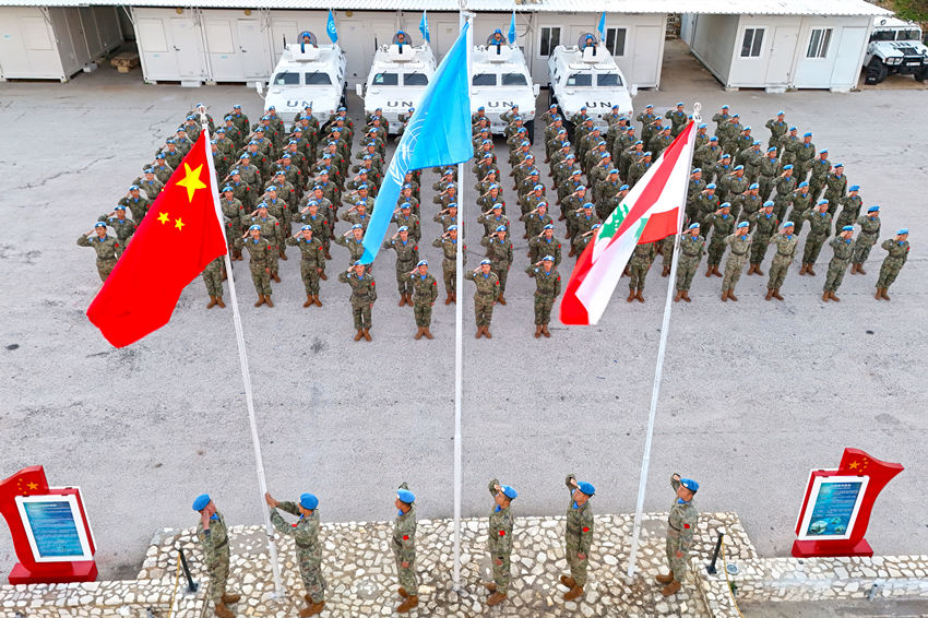 1月1日，中國第22批赴黎巴嫩維和官兵們舉行升旗儀式。胡光明攝