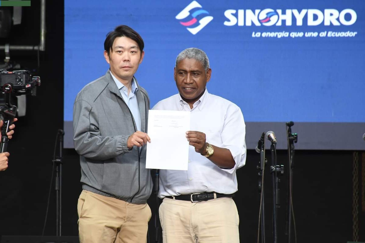 中國電建厄瓜多爾國別代表白納（左）代表中國電建向厄瓜多爾埃爾查科市康復(fù)中心捐贈了一批康復(fù)器材，埃爾查科市市長奧斯卡·德拉克魯斯·卡瓦蒂霍（右）對中國企業(yè)的善舉表示感謝。中國電建厄瓜多爾代表處供圖