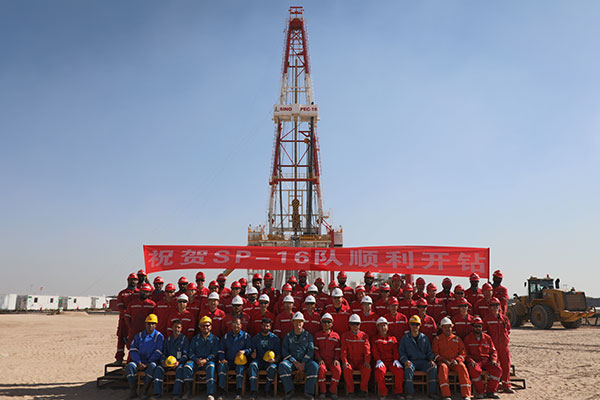 12月25日，中石化國(guó)工科威特分公司SINOPEC-16隊(duì)在科威特北部油區(qū)順利開(kāi)鉆。中石化供圖