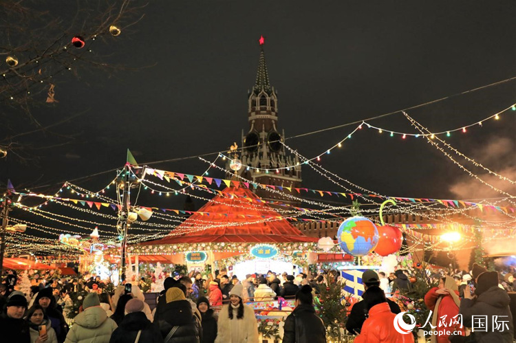 位于莫斯科紅場中央的“古姆”新年集市。人民網(wǎng)記者 隋鑫攝