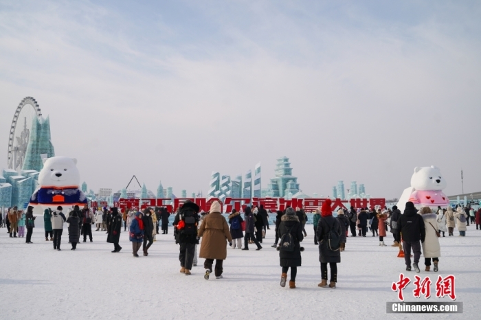 1月4日，第25屆哈爾濱冰雪大世界內(nèi)的冰雕吸引游客觀看。白天的冰雪大世界，游客仿佛置身現(xiàn)實(shí)版“冰雪奇緣”。<a target='_blank' href='/'><p  align=