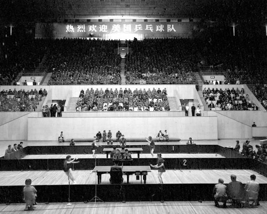 圖為1971年4月13日，中華全國體育總會舉行歡迎儀式，歡迎前來中國進(jìn)行訪問的美國乒乓球代表團(tuán)。中美兩國乒乓球運(yùn)動員在北京首都體育館進(jìn)行了友誼比賽。新華社發(fā)