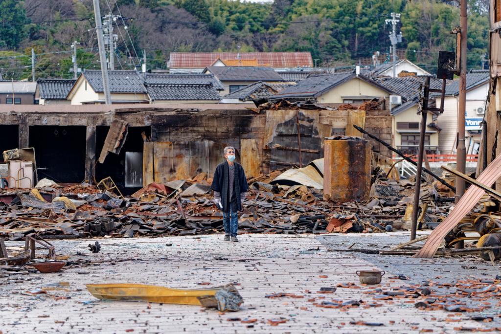 1月4日，一名市民查看日本石川縣輪島市“輪島早市”廢墟。新華社記者張笑宇攝