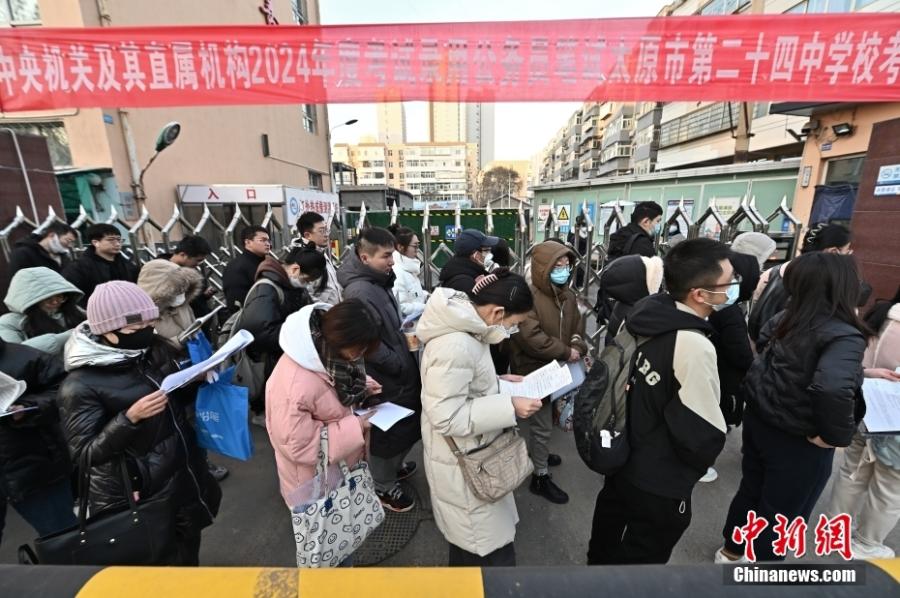 2023年11月26日，山西省太原市，考生步入考場(chǎng)。當(dāng)日，中央機(jī)關(guān)及其直屬機(jī)構(gòu)2024年度考試錄用公務(wù)員公共科目筆試開考。<a target='_blank' href='/'><p  align=