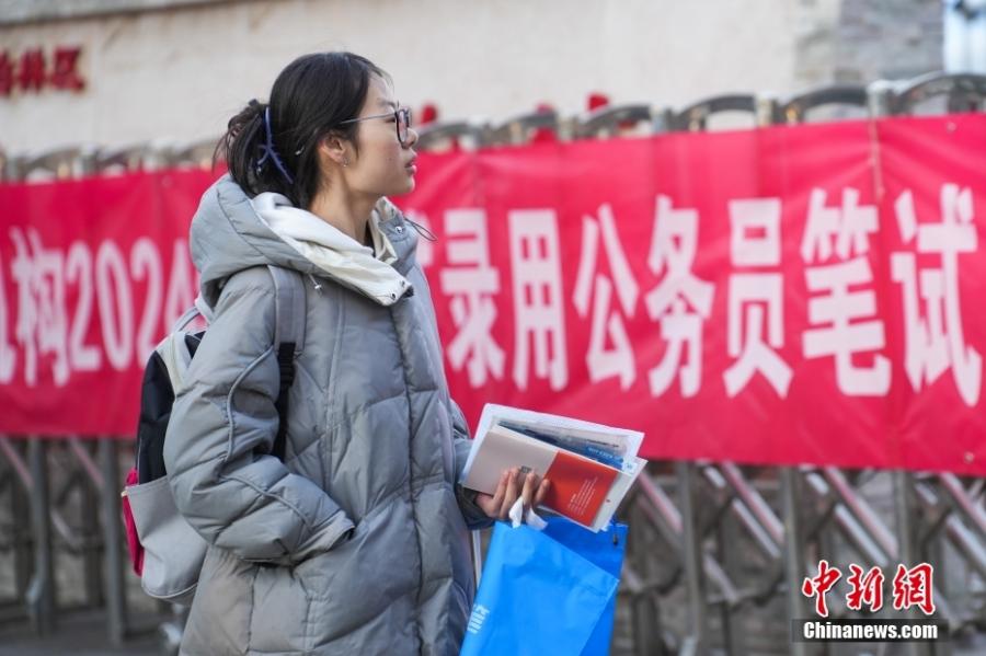 2023年11月26日，山西省太原市，考生步入考場(chǎng)。當(dāng)日，中央機(jī)關(guān)及其直屬機(jī)構(gòu)2024年度考試錄用公務(wù)員公共科目筆試舉行。<a target='_blank' href='/'><p  align=