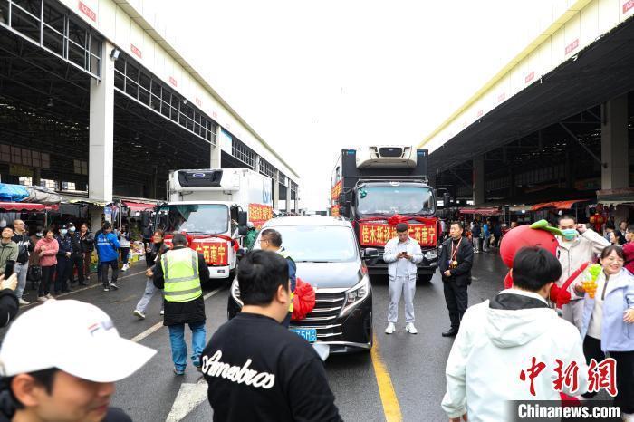 運(yùn)載蔓越莓車隊(duì)前，不少民眾正在圍觀打卡。 王偉臣 攝