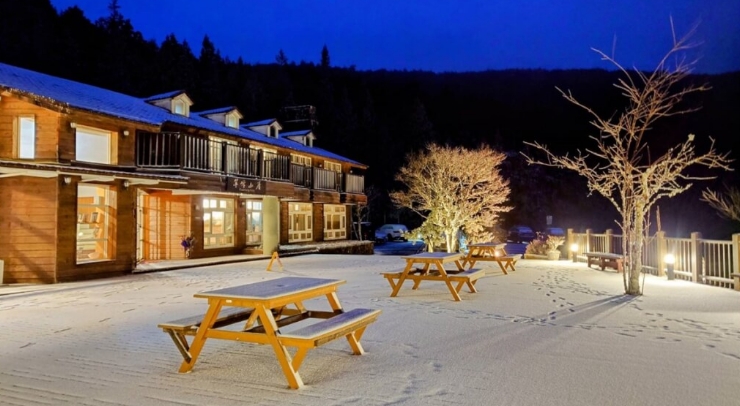 位在宜蘭縣內(nèi)的太平山森林游樂區(qū)23日凌晨開始下雪，園區(qū)翠峰山屋前一片雪白。圖片來源：臺灣“中央社”。