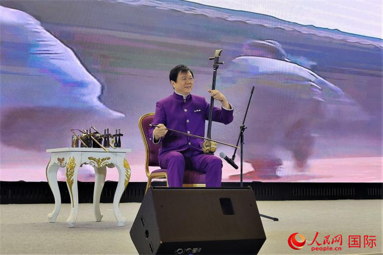 二胡演奏家、國(guó)家一級(jí)演員王之輝演奏《新春樂(lè)》。人民網(wǎng)記者 于宏建攝