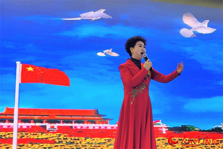 女高音歌唱家、國(guó)家一級(jí)演員江如虹演唱《我愛(ài)你中國(guó)》。人民網(wǎng)記者 于宏建攝