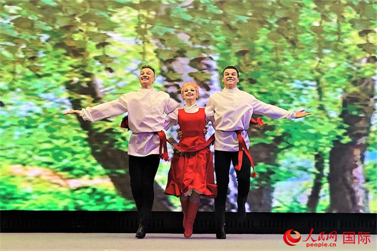 來(lái)自莫斯科州藝術(shù)學(xué)院舞蹈團(tuán)的演員表演舞蹈《三套車(chē)》。人民網(wǎng)記者 于宏建攝