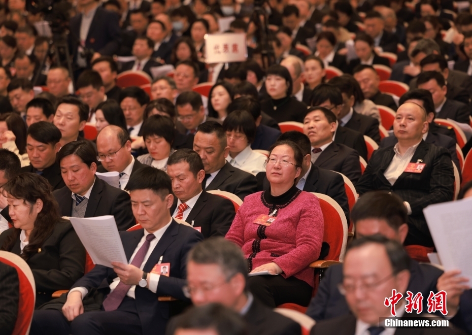 1月23日，安徽省第十四屆人民代表大會第二次會議在合肥開幕。圖為代表委員認(rèn)真聽取政府工作報告。