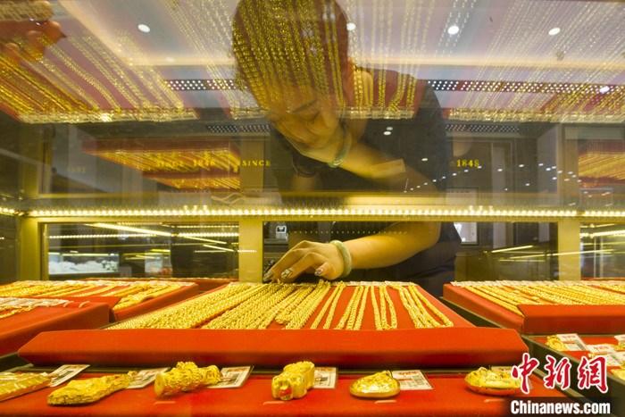 山西省太原市，一商場(chǎng)工作人員整理黃金飾品。