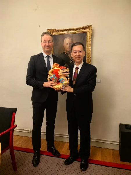 中國駐瑞典大使崔愛民（右）會見瑞典外交部外貿(mào)總司長嚴波（左）。中國駐瑞典大使館供圖