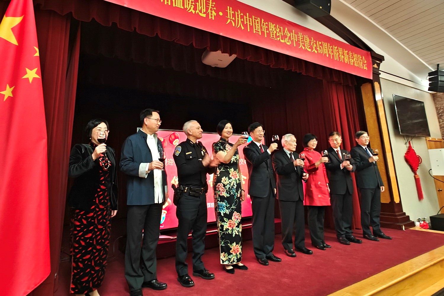 僑胞代表與駐舊金山總領(lǐng)館官員合影。主辦方供圖