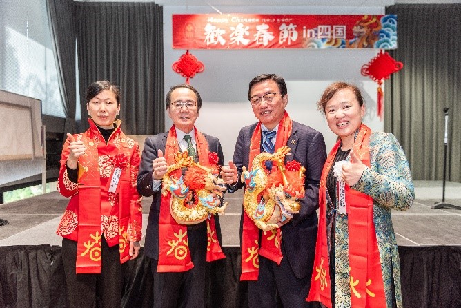 向池田知事、大西市長(zhǎng)贈(zèng)送“歡樂(lè)春節(jié)“吉祥龍。從左到右為魏有美副總領(lǐng)事、池田豊人知事、大西秀人市長(zhǎng)、馬曉琛主任。中國(guó)駐大阪旅游辦事處供圖