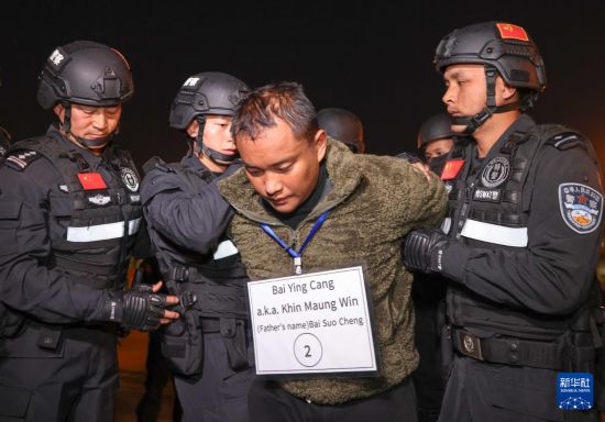 1月30日，在緬甸內(nèi)比都國際機場，緬甸警方依法向我公安機關(guān)移交緬北重大犯罪嫌疑人白應(yīng)蒼。新華社記者 殷剛 攝