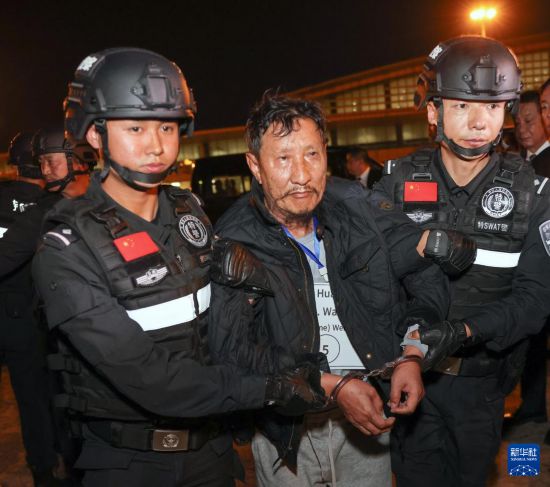 1月30日，在緬甸內(nèi)比都國際機場，緬甸警方依法向我公安機關(guān)移交緬北重大犯罪嫌疑人魏懷仁。新華社記者 殷剛 攝