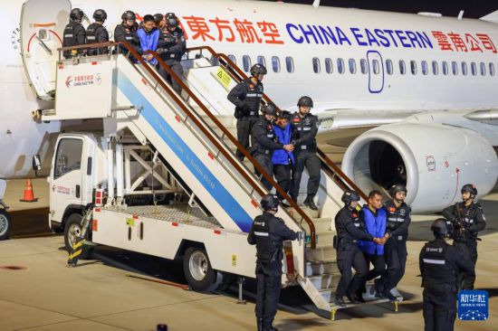 1月30日，在云南昆明長水機場，白所成、白應(yīng)蒼、魏懷仁、劉正祥、劉正茂、徐老發(fā)等10名緬北重大犯罪嫌疑人被我公安機關(guān)成功押解回國。新華社記者 殷剛 攝