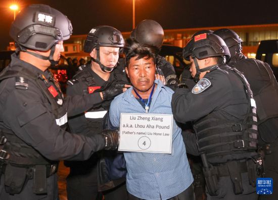1月30日，在緬甸內(nèi)比都國際機場，緬甸警方依法向我公安機關(guān)移交緬北重大犯罪嫌疑人劉正祥。新華社記者 殷剛 攝