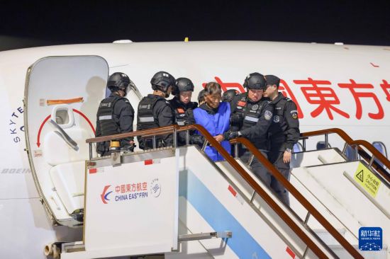 1月30日，在云南昆明長水機場，緬北重大犯罪嫌疑人白所成被我公安機關(guān)成功押解回國。新華社記者 殷剛 攝