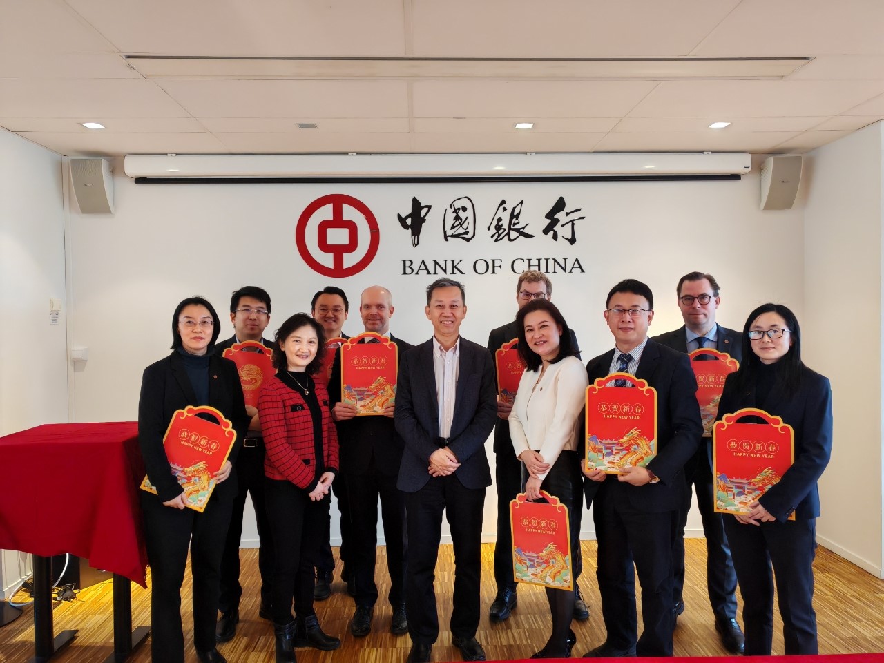 中國(guó)駐瑞典大使崔愛(ài)民（左六）與中國(guó)銀行（歐洲）有限公司斯德哥爾摩分行中外員工合影。中國(guó)駐瑞典大使館供圖