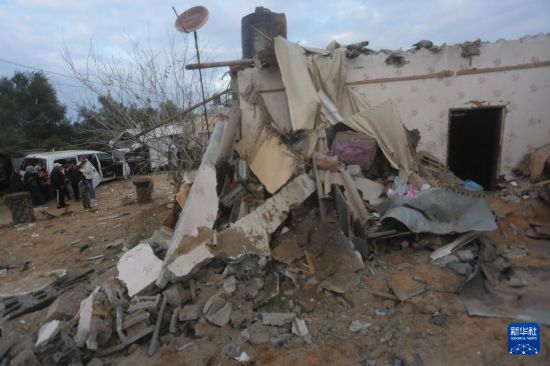 2月5日，在加沙地帶南部城市拉法，人們查看以軍空襲后的建筑廢墟。新華社發(fā)（哈立德·奧馬爾攝）
