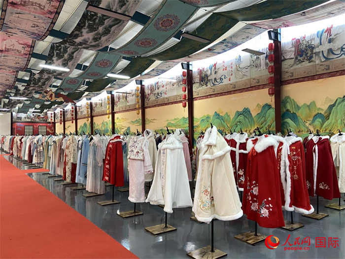 1月24日，在山東省菏澤市曹縣大集鎮(zhèn)穿越大唐漢服云倉直播基地展廳里擺放的漢服。 人民網(wǎng) 周琳佳攝