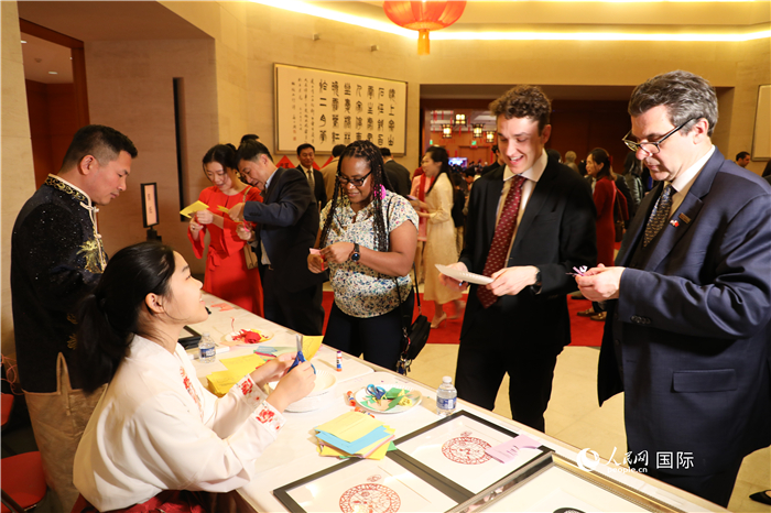 圖為美國(guó)民眾體驗(yàn)中國(guó)春節(jié)民俗。人民網(wǎng)記者 李志偉攝