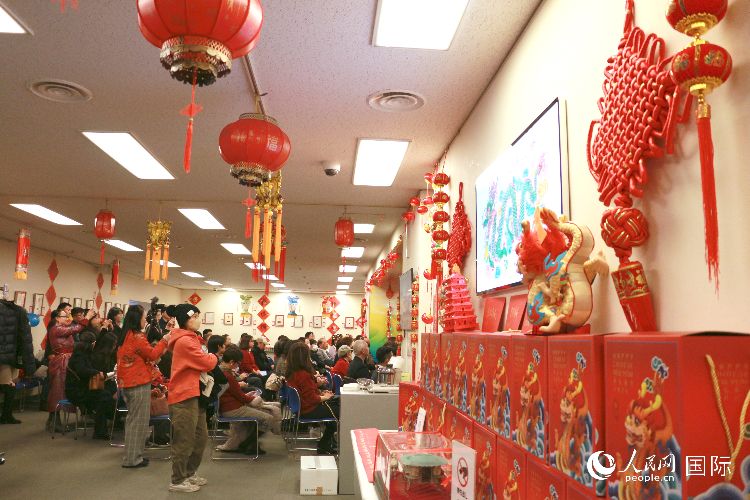現(xiàn)場洋溢著濃郁的新春氛圍。人民網(wǎng) 許可攝