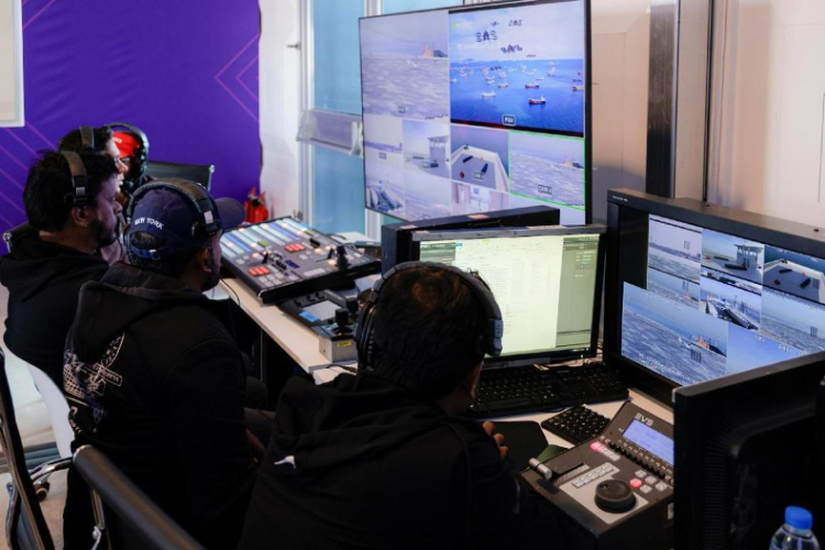 工作人員在監(jiān)控比賽。主辦方供圖