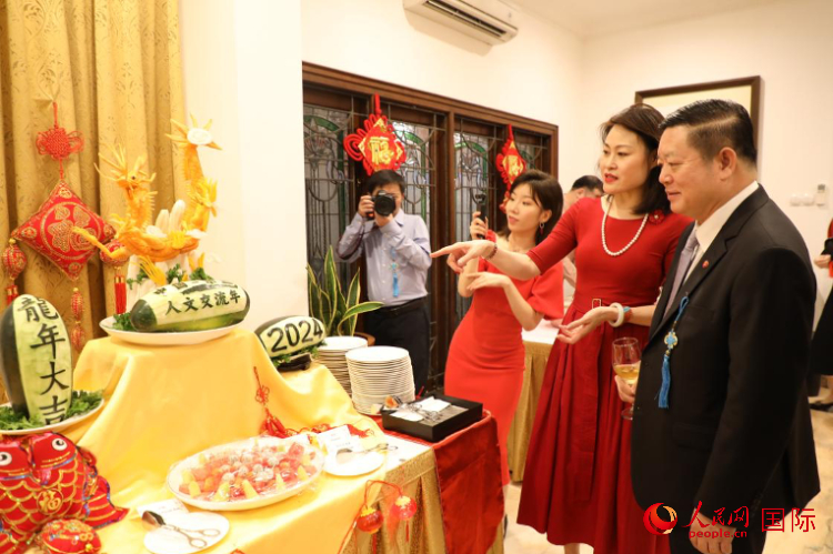 中國(guó)駐東盟大使侯艷琪（右二）同東盟秘書長(zhǎng)高金洪（右一）欣賞食雕。人民網(wǎng)記者 曹師韻攝