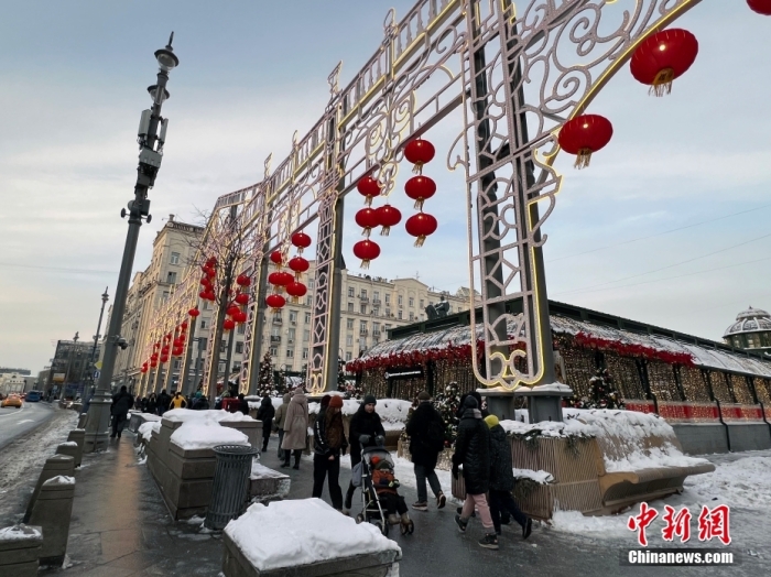 當(dāng)?shù)貢r間2月9日，中國農(nóng)歷新年慶?；顒訂觾x式在莫斯科市中心的卡梅爾格爾斯基巷舉行。圖為特維爾大街裝飾的中國大紅燈籠。<a target='_blank' href='/'><p  align=