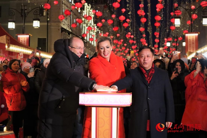 張漢暉、扎哈羅娃、科茲洛夫（從右至左）共同按下活動啟動按鈕。于子恒攝