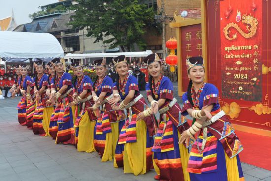 2月10日，演員在泰國(guó)曼谷唐人街舉行的“歡樂春節(jié)”活動(dòng)上跳舞。當(dāng)日，泰國(guó)“歡樂春節(jié)”文化活動(dòng)在曼谷唐人街舉辦。（新華社發(fā)，拉亨攝）